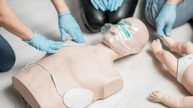 ¿Cómo funciona un desfibrilador externo automático?