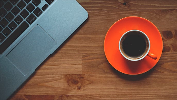 el trabajo con una taza de café en mano